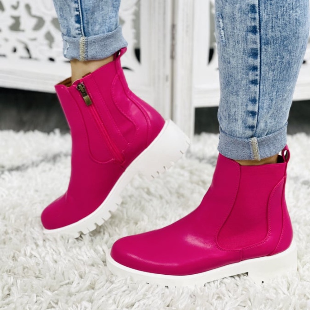 Nwt Fuschia rain boots
